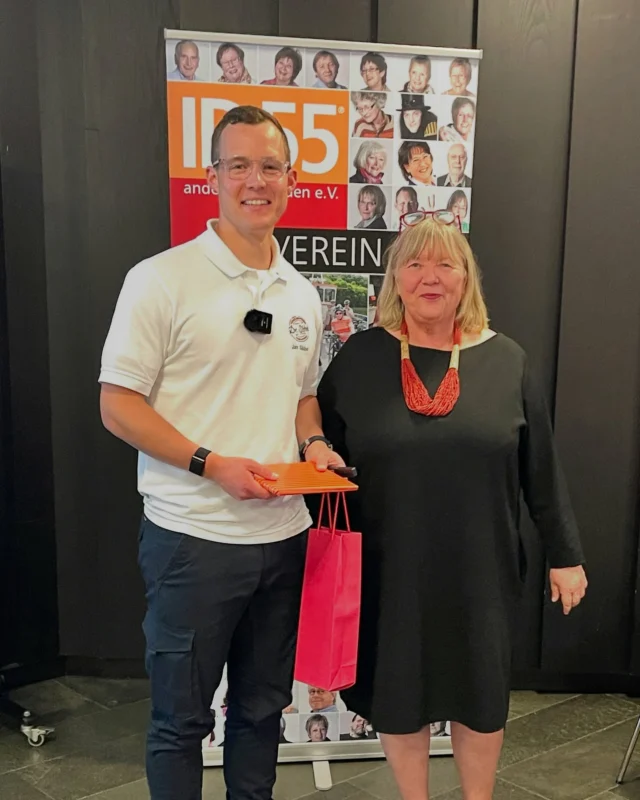 ✨ Gestern durfte Jan einen Vortrag beim Verein „ID55 – anders alt werden“ in Herne halten! 🏡 
Thema waren das eRezept und die ePA (elektronische Patientenakte) – zwei wichtige Schritte in Richtung digitale Gesundheitsversorgung. 💻📲

Der Verein ID55 setzt sich dafür ein, Menschen ab 55 Jahren ein aktives, selbstbestimmtes und gemeinschaftliches Älterwerden zu ermöglichen – mit Offenheit für Neues und viel Lebensfreude. 💬❤️ Es war mir eine Freude, mit so interessierten und engagierten Teilnehmer:innen ins Gespräch zu kommen!

💬 Übrigens: In unserer Apotheke stehen wir allen Kund:innen und Interessierten jederzeit für Fragen rund um digitale Gesundheitsthemen zur Verfügung! Kommt gerne vorbei – wir beraten euch persönlich. ❤️

#erezepteinlösen #erezept #id55 #andersaltwerden #digitalisierung #gesundheit #onlineapotheke #herne #wanneeickel