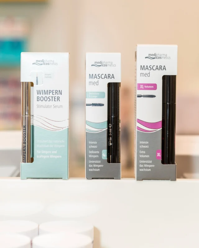 Wimpern-Booster & Mascara von Medipharma Cosmetics ✨

Der Wimpern Booster von Medipharma Cosmetics unterstützt das natürliche Wachstum der Wimpern und sorgt für länger und kräftiger aussehende Wimpern. 🦋

So funktioniert der Booster:
Der Wimpern Booster wird einfach mit der Bürste auf die Wimpern aufgetragen, idealerweise abends vor dem Schlafengehen. Die Formel zieht schnell ein und wirkt über Nacht, um das Wachstum zu fördern. 🌙✨

Und das Beste?
Nachdem du den Wimpern Booster benutzt hast, kannst du direkt den Mascara aus der gleichen Serie verwenden. Für den extra Volumen-Effekt wählst du den XL Volumen Mascara oder den klassischen Mascara med, der deine Wimpern definiert und ihnen mehr Länge verleiht. 💖

Vorteile des Wimpern Boosters:
	•	Fördert das natürliche Wimpernwachstum
	•	Stärkt die Wimpernstruktur
	•	Einfache Anwendung
	•	Geeignet für jeden Hauttyp

Vorteile der Mascara:
	•	Definiert und verlängert die Wimpern
	•	Intensiv schwarz oder extra Volumen
	•	Unterstützt das Wimpernwachstum zusätzlich

Beide Produkte sind ideal, wenn du deinen Wimpern mehr Volumen und Länge verleihen möchtest – und das ganz ohne künstliche Wimpernverlängerungen! 🙌

Komm vorbei und hol dir deinen Wimpern Booster sowie den Mascara – für den perfekten Wimpern-Look! 💫 

#medipharmacosmetics #medipharma #wimpernbooster #wimpernserum #wimpern #apotheke #onlinespotheke #herne #wanneeickel